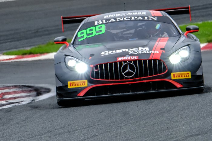 アボットとビュークがレース２を疾走し、ウェン・スンと ウィーが富士の GT4を2連覇