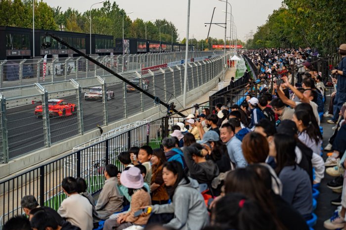 GT世界挑战赛周六综述：GT3、GT4双组齐发，点燃赛车狂欢